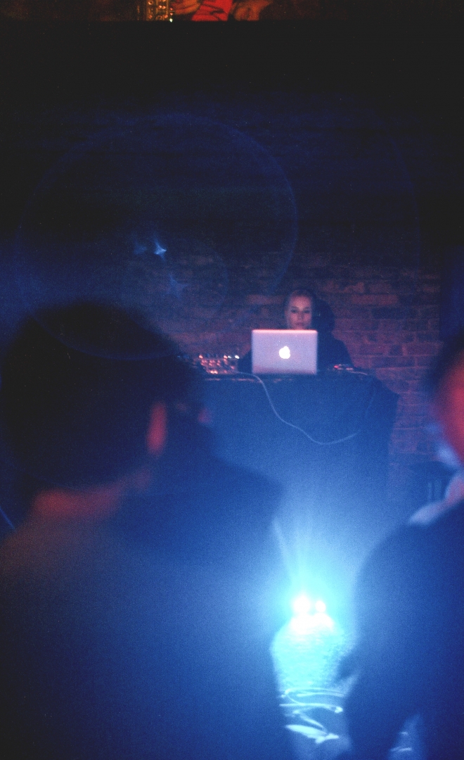 32 Café V lese, Veni